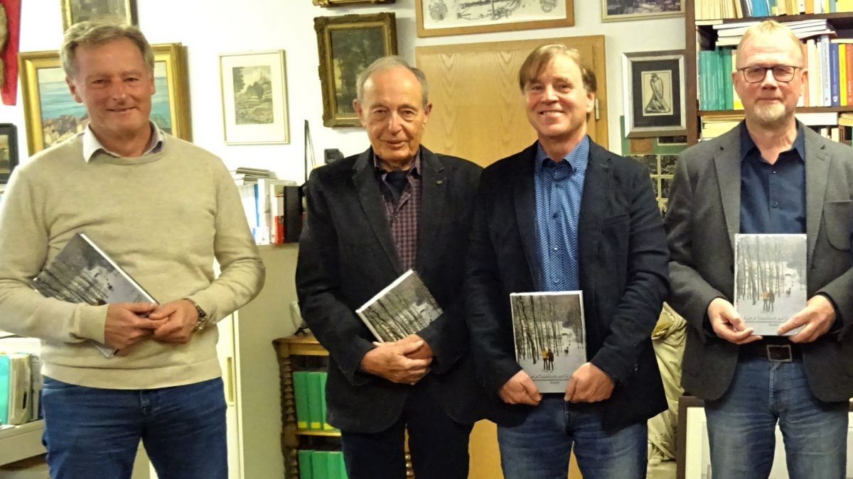 Archivfoto: Vereinsvorsitzender Axel Stracke, der Ex-Vorsitzende Gerhard Burghaus, Autor Stefan Kleine und Stadtarchivar Josef Wermert (v.l.) von Sigrid Mynar