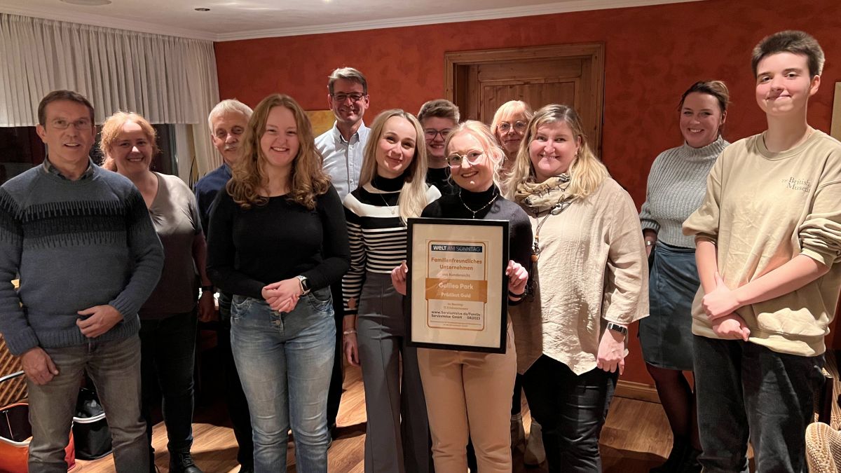 Das Team des Galileo-Parks bei der feierlichen Übergabe der Auszeichnung. von privat