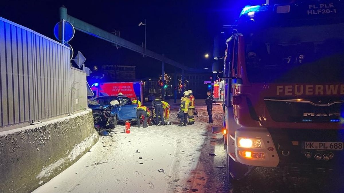 Die Feuerwehr befreite den Fahrer per Sofortrettung aus dem Unfallfahrzeug. Der Notarzt konnte nach Reanimationsversuchen nur noch seinen Tod feststellen. von Feuerwehr Plettenberg