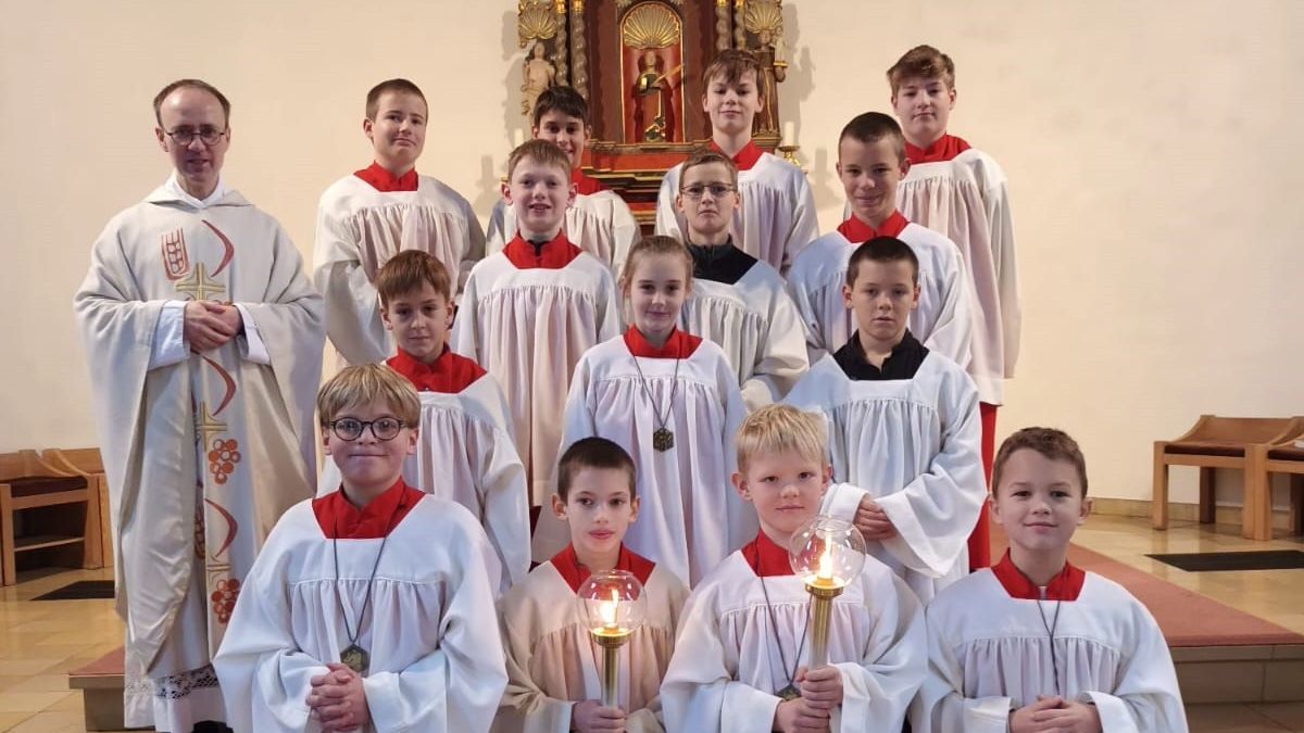 Vikar Stefan Schneider mit den Messdienern in der Ostentroper St. Lucia-Kirche. von privat