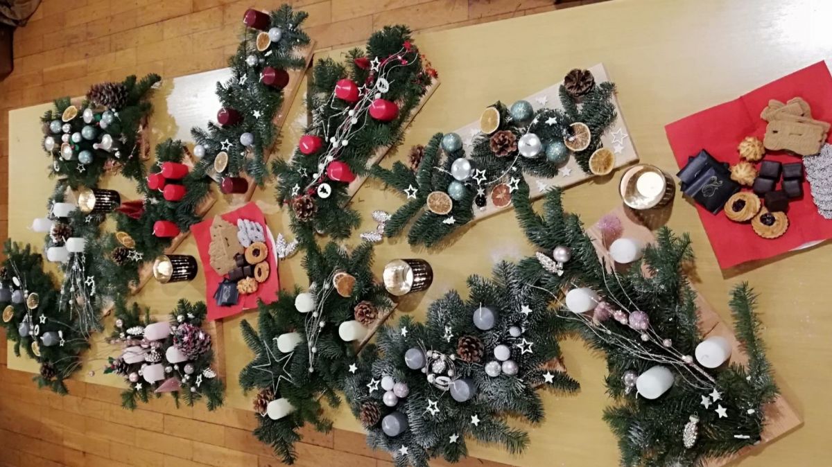 Einen kreativen Abend in der Vorweihnachtszeit haben jetzt 14 Frauen aus Kirchveischede, Bilstein und Bruchhausen miteinander verbracht. von privat