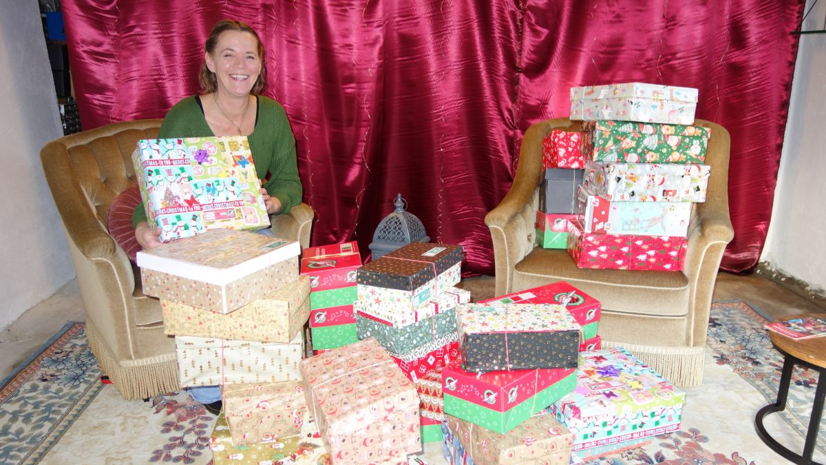Verena Hanses strahlt. Ihre neue Annahmestelle in Schönholthausen für „Weihnachten im Schuhkarton“ ist gut angenommen worden. von Manuela Winkemann