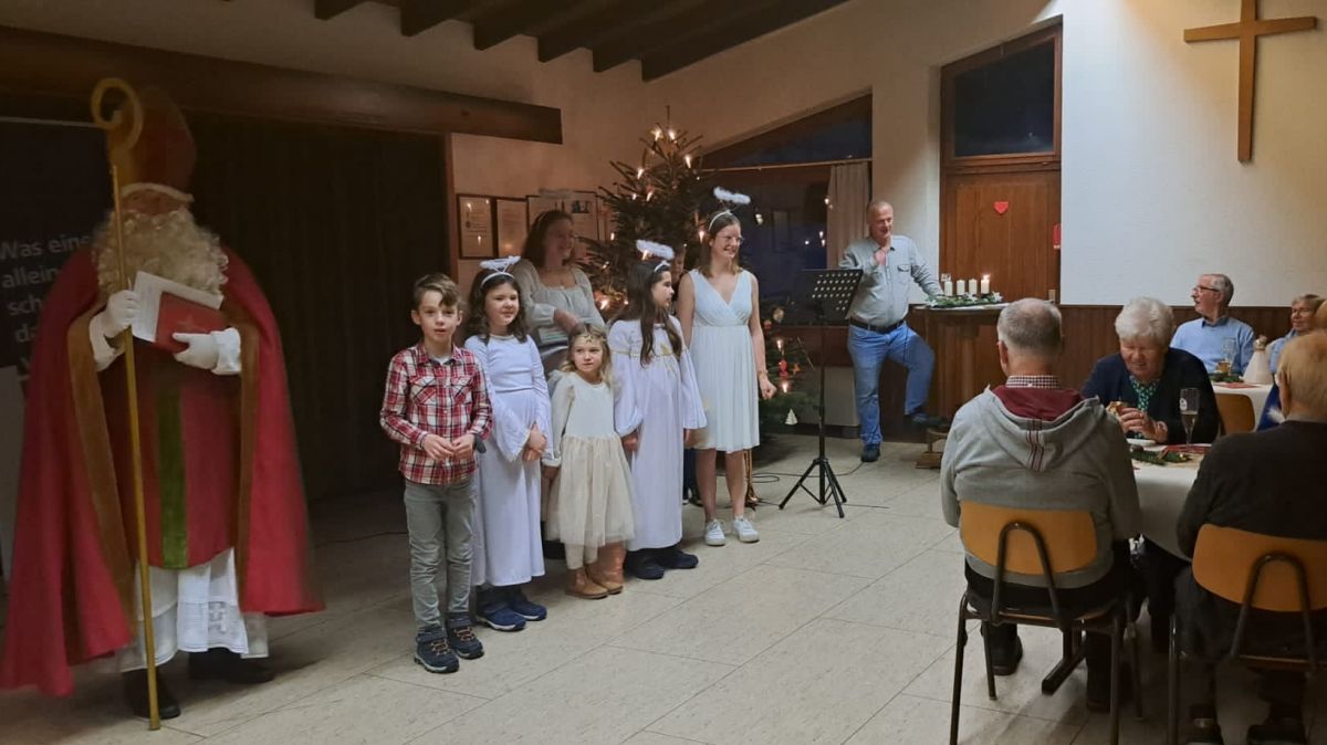 Zum zweiten Mal hatte der Elber Gemeindeausschuss gemeinsam mit dem Dorfverein zum adventlichen Seniorennachmittag eingeladen. Auch der Nikolaus und seine Engelchen waren zu Besuch. von privat