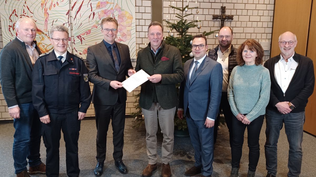 Förderbescheid-Übergabe in Lennestadt, von links: Peter Quinke (Leiter Stadtwerke), Markus Hamers (Leiter der Feuerwehr), Bürgermeister Tobias Puspas, Thomas Sommer von der Bezirksregierung, Karsten Schürheck (Beigeordneter), Stefan Müller (Bereichsleiter Sicherheit und Ordnung), Martina Dobbener (Bereichsleiterin Bauverwaltung, zuständig für Förderprogramme) und Jochen Biermann (Kämmerer). von © Stadt Lennestadt