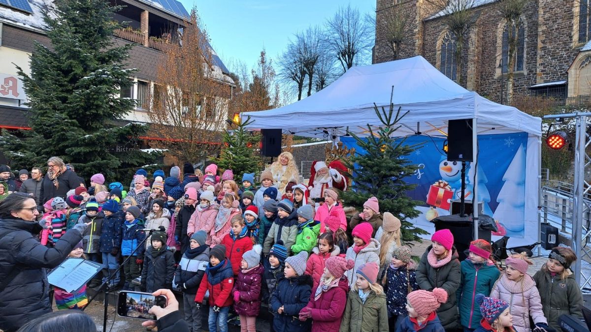 Daumen hoch vom Weihnachtsmann, der sich besonders über den Gesang von 60 JeKits-Erstklässlern aus Lennestadt und Kirchhundem freute. von privat
