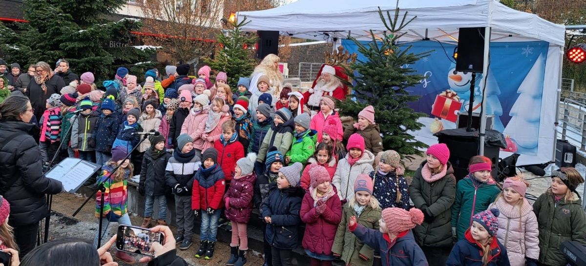 60 Erstklässler sangen für den Weihnachtsmann und sein Engelchen. von privat