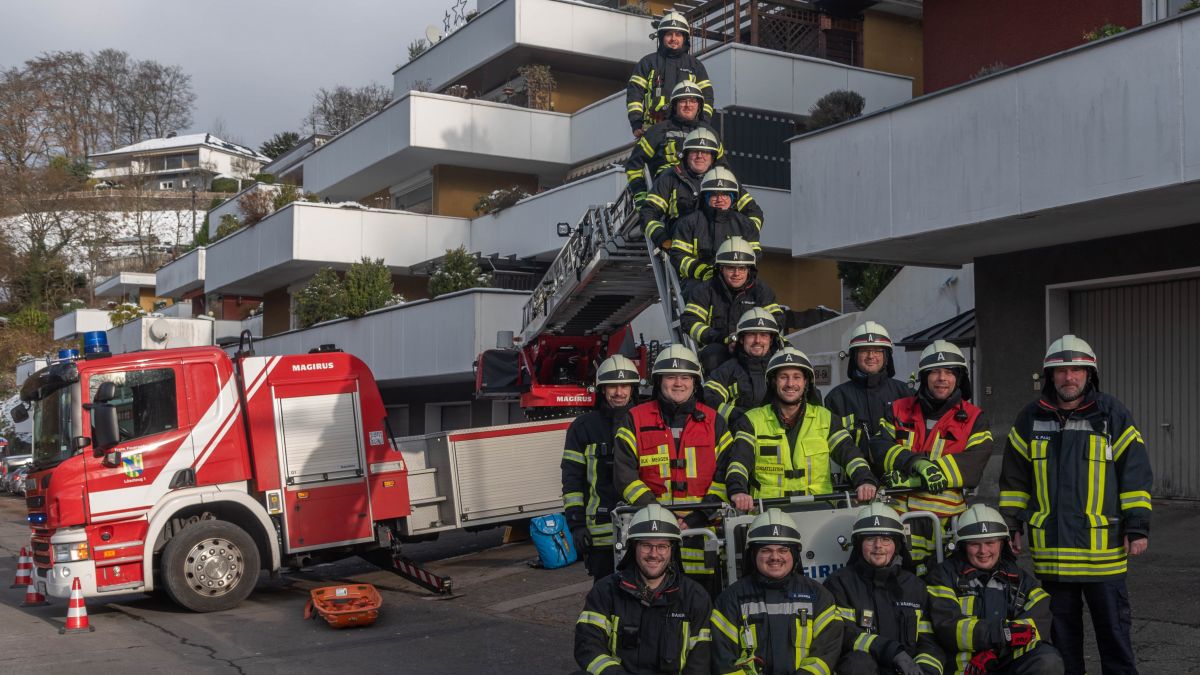 Bei der Feuerwehr Lennestadt gibt es 13 neue Drehleitermaschinisten. von Karsten Grobbel