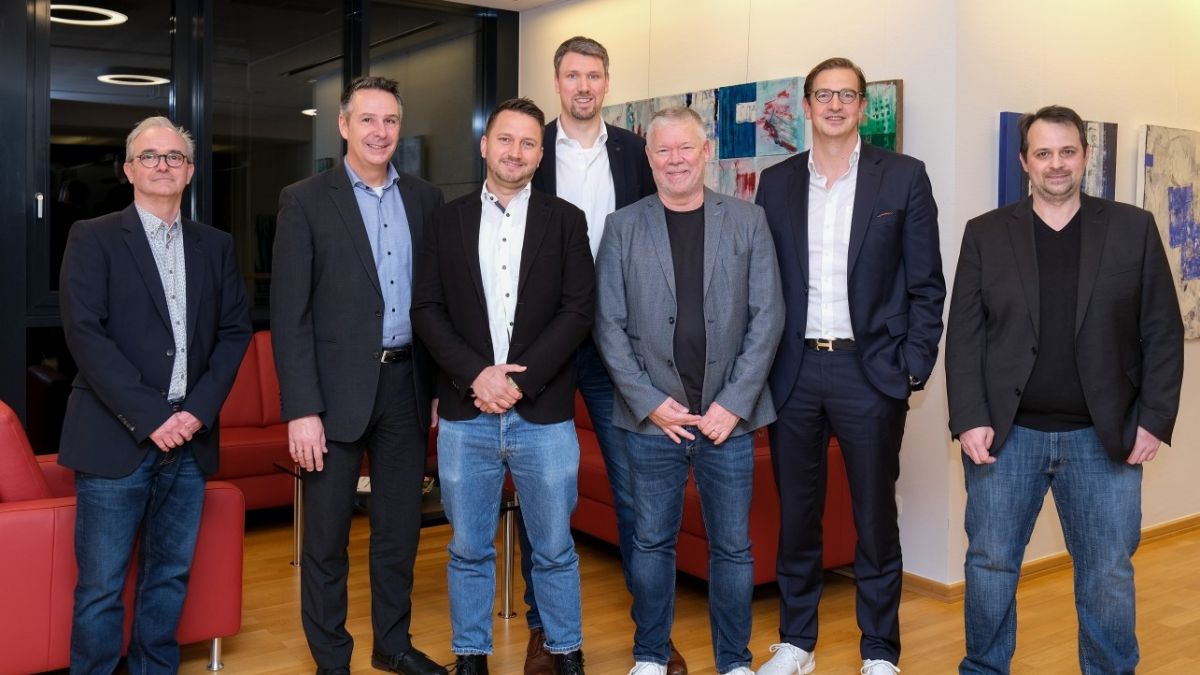 Diskutierten die Chancen von Transporten via Drohnen: Klaus Irle, Hans-Peter Langer, Roman Saakel, Magnus Theile, Prof. Dr. Martin Hill, André Barten, Sven Jürß (von linke). von IHK Siegen