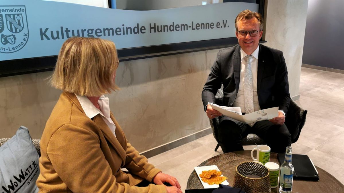 Bürgermeister Tobias Puspas lädt zu einer lockeren Gesprächsrunde ein. von Stadt Lennestadt