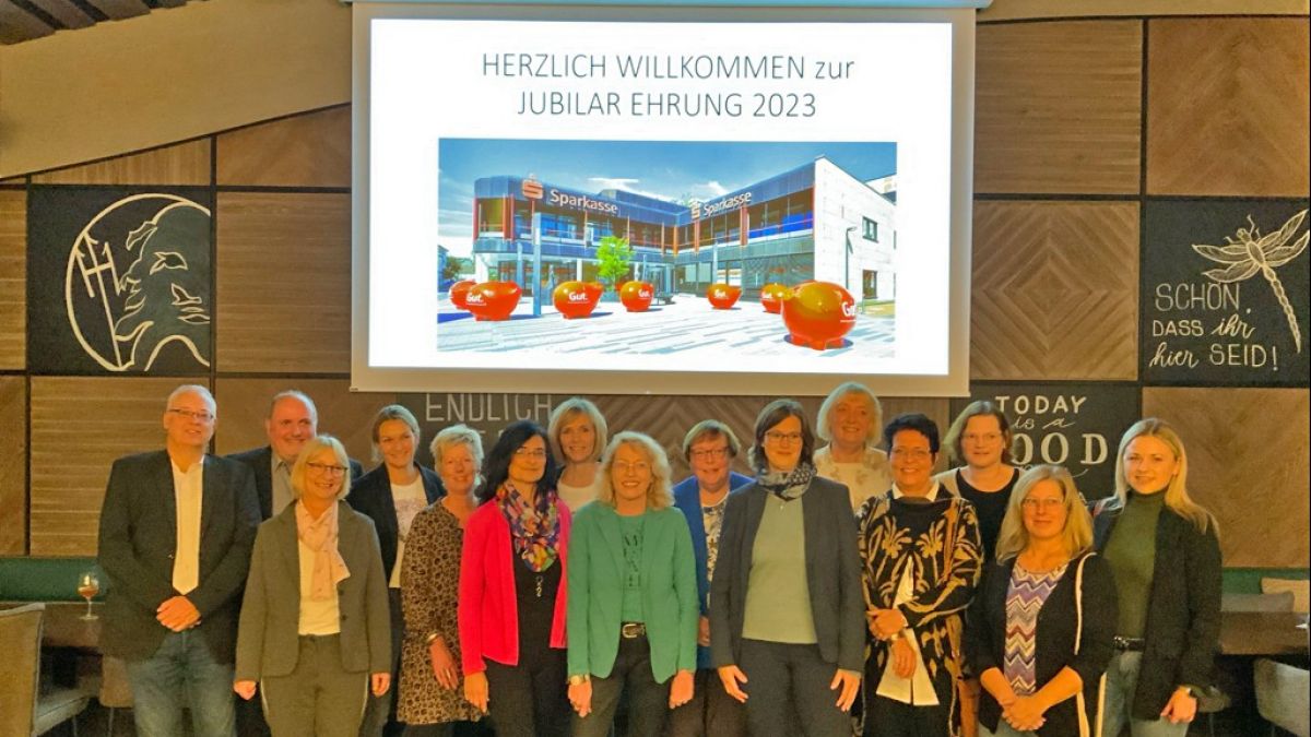 Seit vielen Jahren im Team der Sparkasse Mitten im Sauerland: 22 Mitarbeiter wurden für ihre langjährige Betriebszugehörigkeit geehrt. von Sparkasse