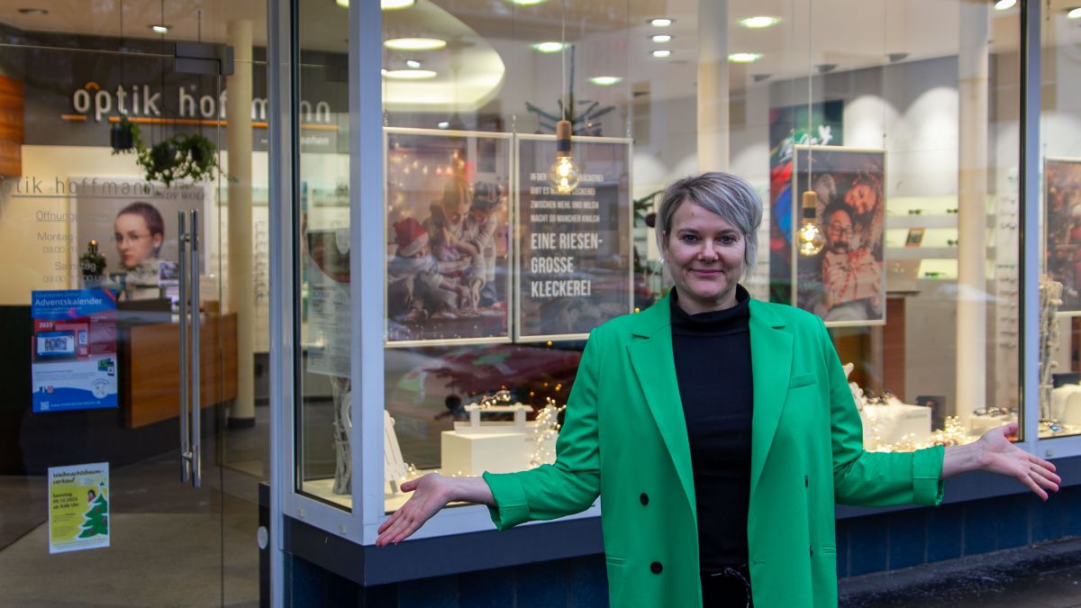 Wo ist er hin? Hier vor dem Geschäft an der Hundemstraße stand das Traditions-Bäumchen, befestigt an einer Eisenstange. Beides ist verschwunden. Geschäftsführerin Yvonne Buhr und ihr Team freuen sich, wenn der Original-Baum gefunden wird. von Nils Dinkel