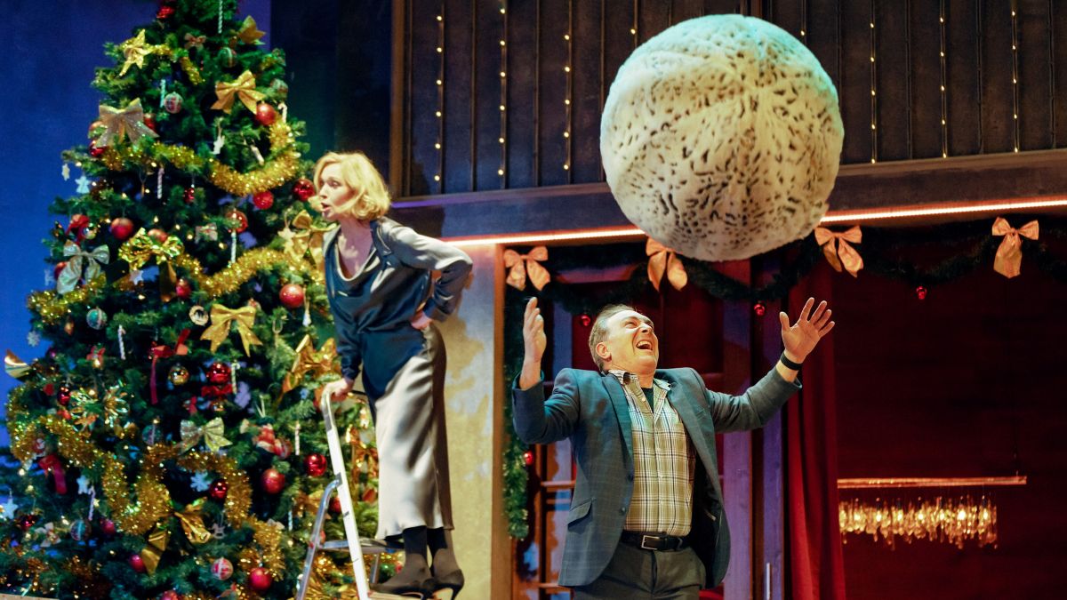 Das Gastspiel „Schöne Bescherungen“ ist in der Festhalle Finnentrop zu sehen. von Franziska Strauss