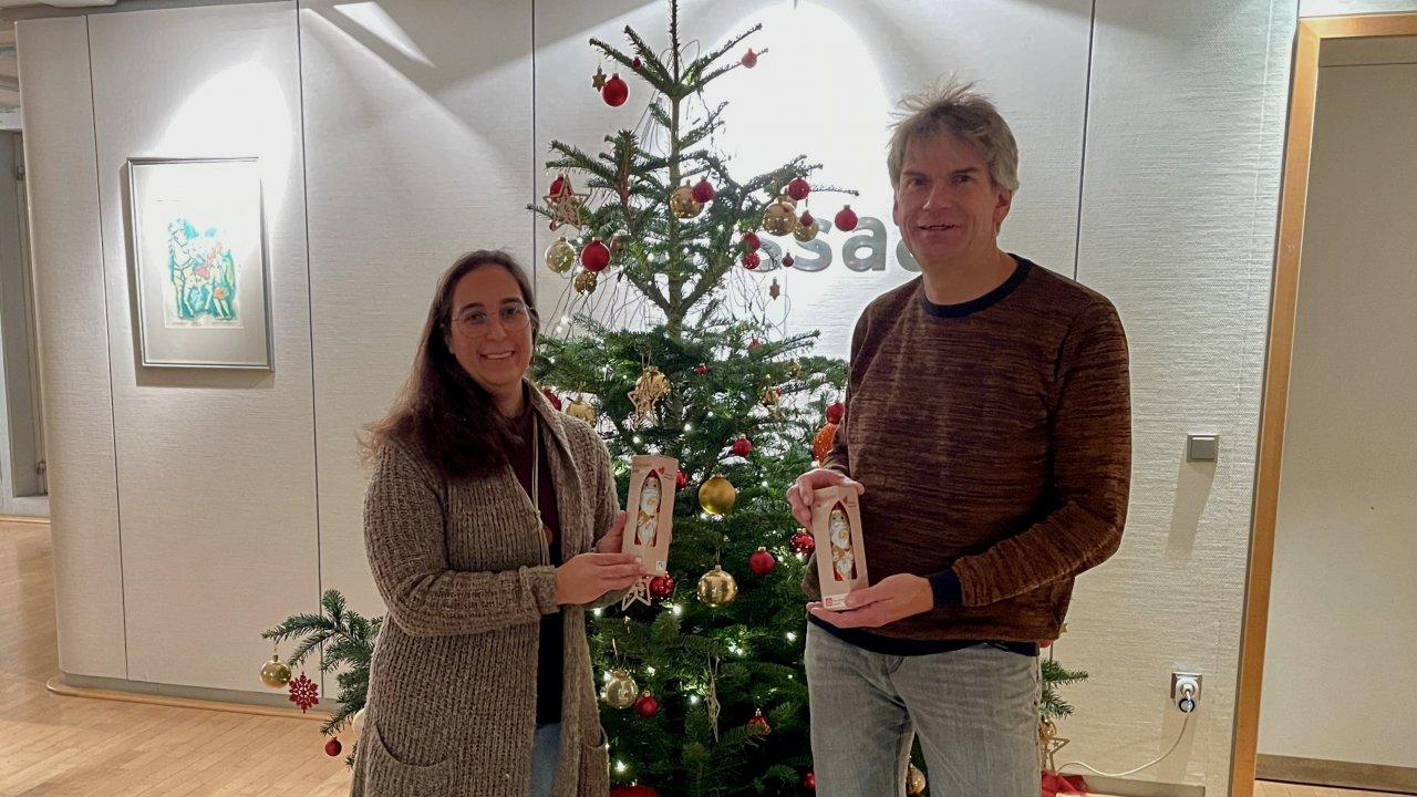 Verónica de Lima Niebles und Kai Thomalla vom Fairtrade Team Olpe mit den süßen Geschenken. von © Kreisstadt Olpe