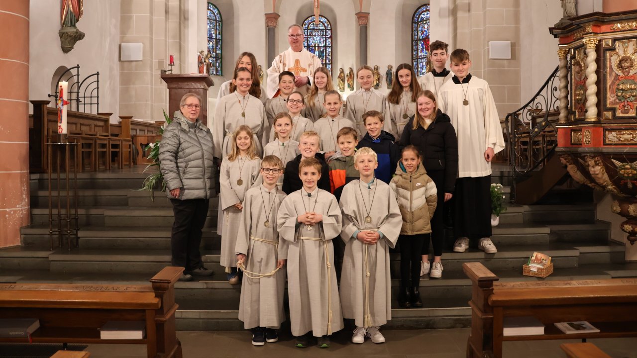 Drei neue Messdiener für die St. Hippolytus Gemeinde Helden