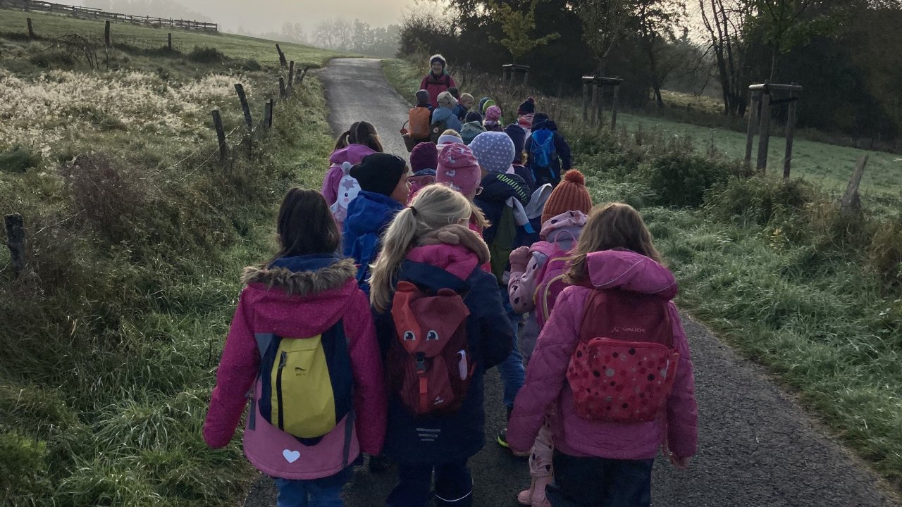 Aus dem Klassenzimmer ins Grüne: Die Hünsborner Grundschüler haben spannende Naturentdecker-Tage mit Naturpädagogin Anita Jung erlebt. von Gemeinschaftsgrundschule Hünsborn