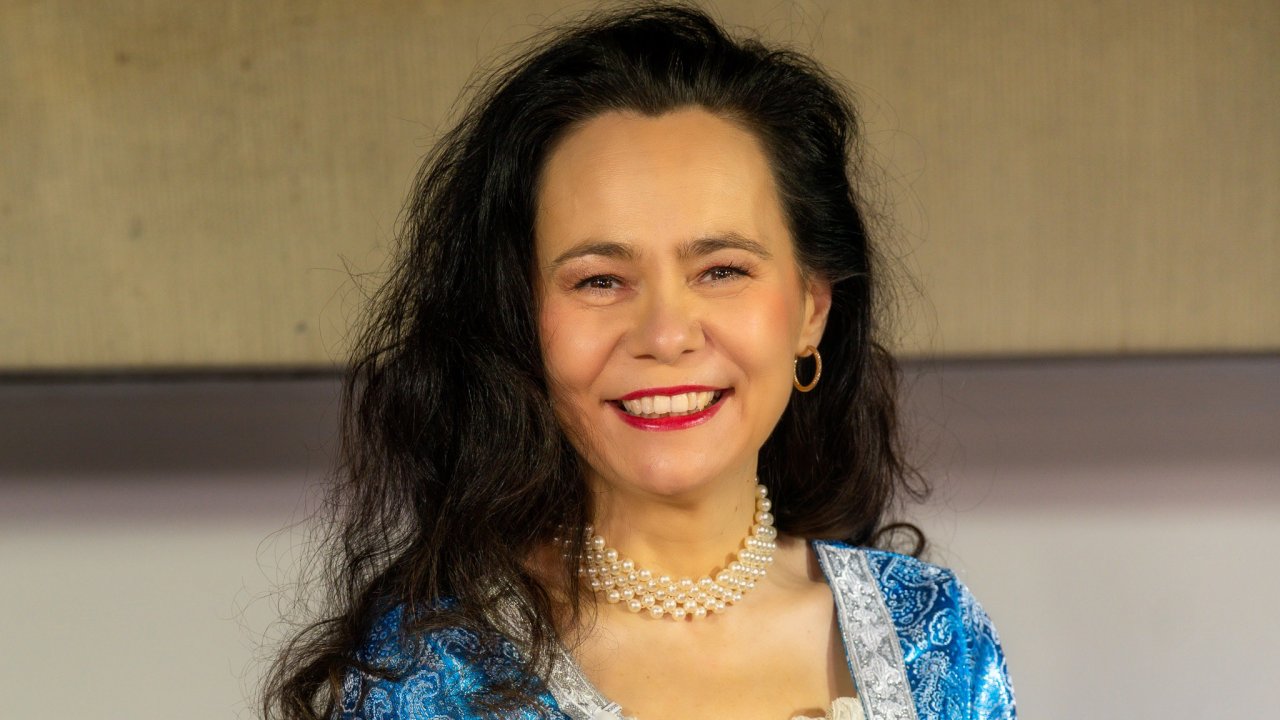 Tanja W. Schreiber erzählt in der evangelischen Kirche Altenhundem Geschichten von himmlischen Begleitern. von privat