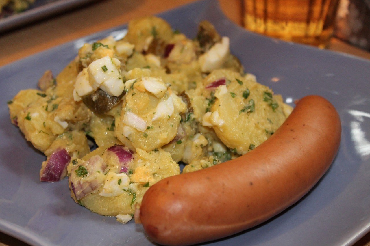 Bockwurst mit Kartoffelsalat - bei vielen Familien ein Traditionsessen an Heiligabend. von pixabay