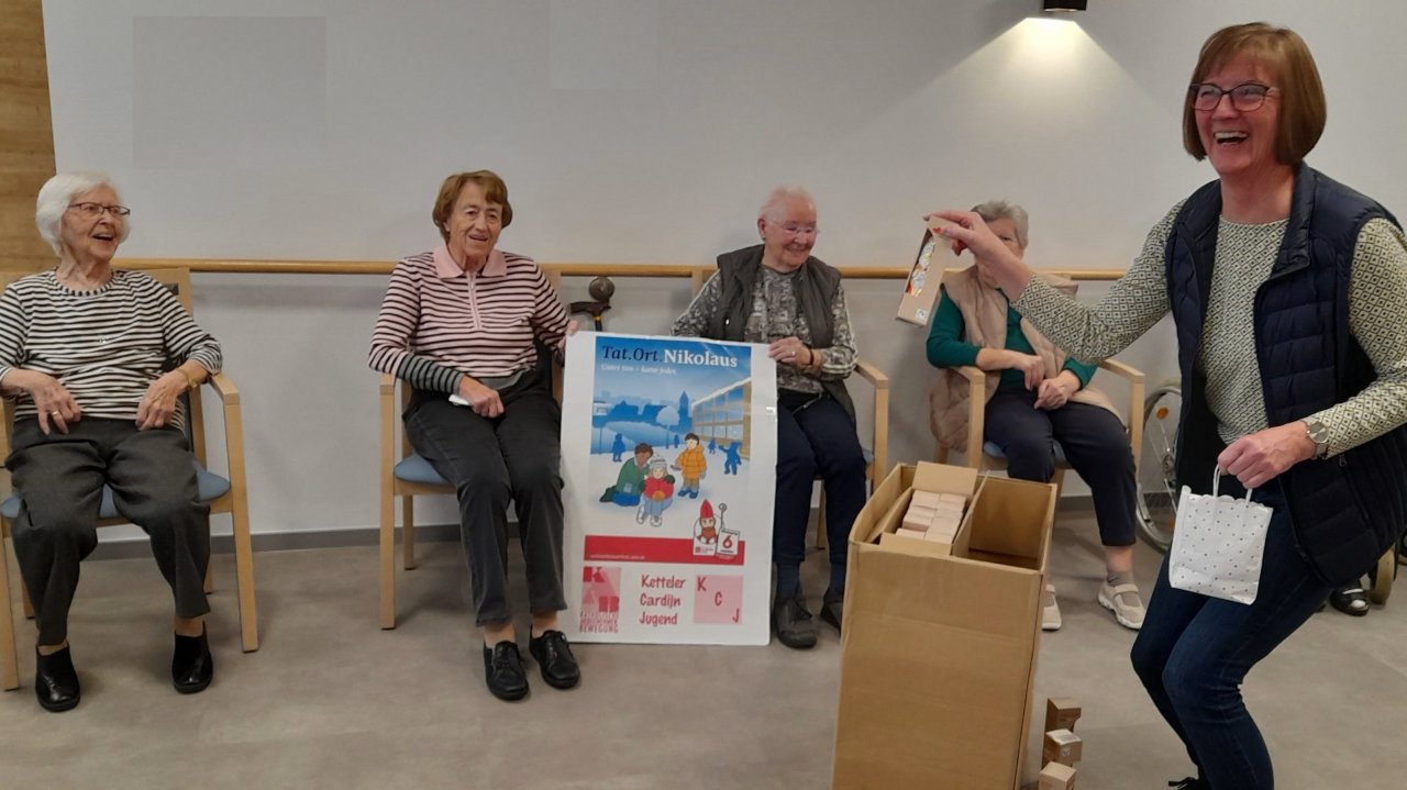 Die KAB und Ketteler-Cardijn-Jugend verschenkten Schokoladen-Nikoläuse an die Bewohner des Caritaszentrums Wenden und das Kinder- und Jugendhospiz Balthasar in Olpe. von privat