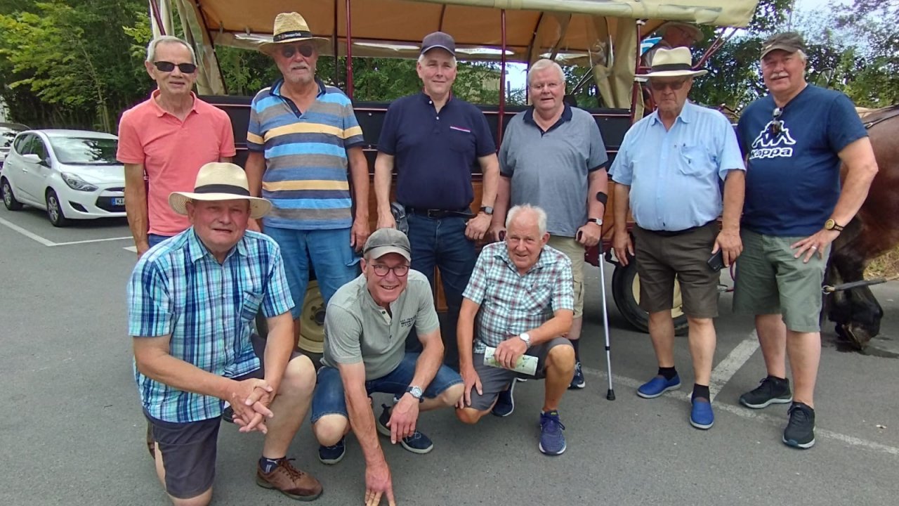 Die Kegelbrüder in „heutiger“ Besetzung: (von links hintere Reihe) Hermann Görke, Hans-Gerd Mummel, Josef Dreier, Meinolf Brill, Herbert Hennecke, Andreas Sprenger, (von links vorne) Franz Junker, Hubertus Nöker und Dieter Asseburg. von privat