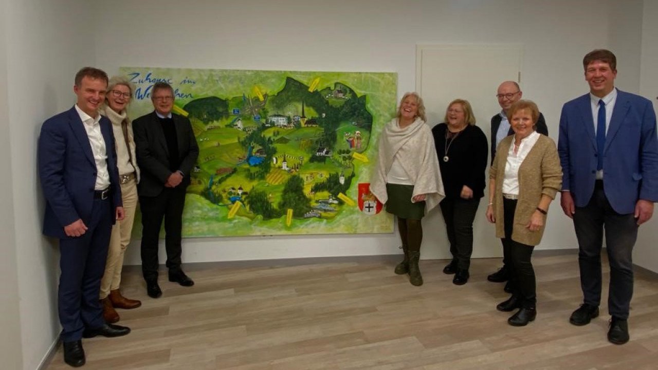 Von links: Bürgermeister Bernd Clemens, Silke von Bültzingslöwen, Michael Huhn, Ilona Weber, Anne Solbach, Wilhelm Rücker, Magdalene Luke, und Paul Sieler. von Sparkasse Olpe-Drolshagen-Wenden