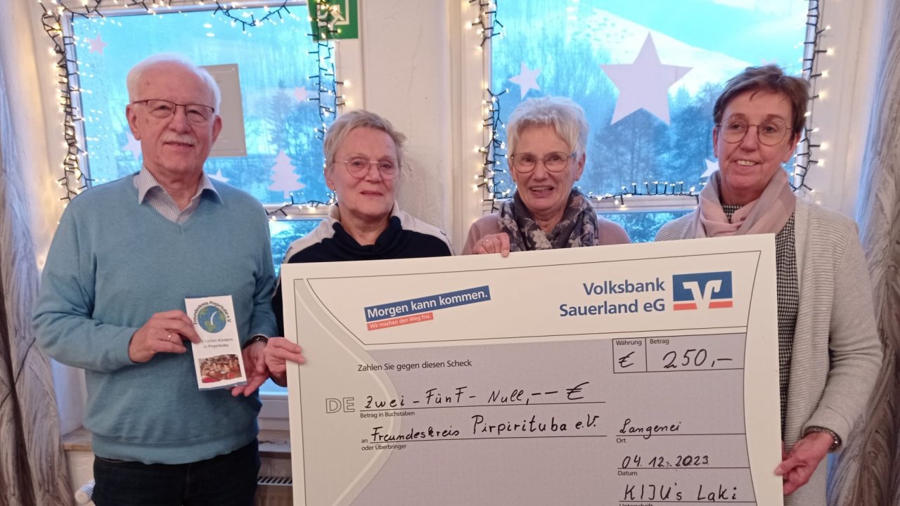 Einige Mitglieder des  Pfarrgemeinderates aus Langenei/Kickenbach überreichten den symbolischen Scheck an Franz Rotter (l.) vom Freundeskreis. von privat