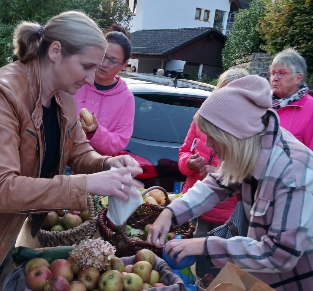 Auch die Mütter der Erstkommunionkinder 2023 waren im Einsatz. von privat