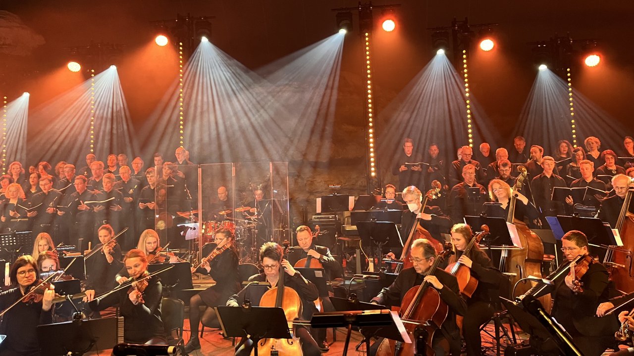 Die Volksbank-Gala präsentiert die „Night of Sounds“ 2024 am 20. April in der Showhalle Elspe. von Catriona Rath