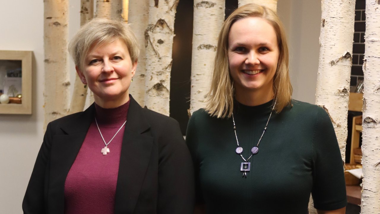 Von links: Die beiden Nachhaltigkeitsbeauftragten Anna Galon (Sauerland) und Jule Kampen (Siegen-Wittgenstein) stellten dem neugegründeten Nachhaltigkeitsbeirat den Status Quo vor. von Sauerland-Tourismus e.V./ Touristikverband Siegen-Wittgenstein e. V.