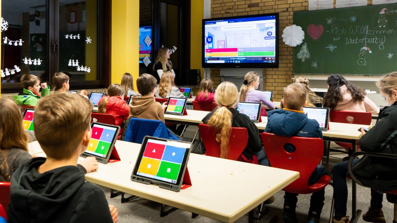 Während die Viertklässler bei einer Winter-Party die Schule auf unterhaltsame Weise erkunden dürfen, sind die Eltern zu einem Informations-Abend eingeladen. von privat