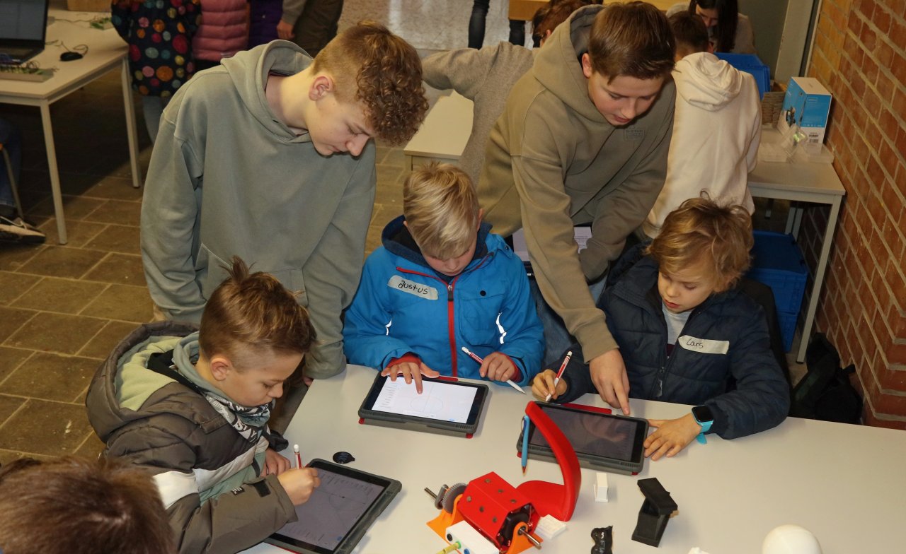 Schüler des Gymnasiums Maria Königin stellen den Viertklässlern den Schulalltag und Projekte vor. von privat
