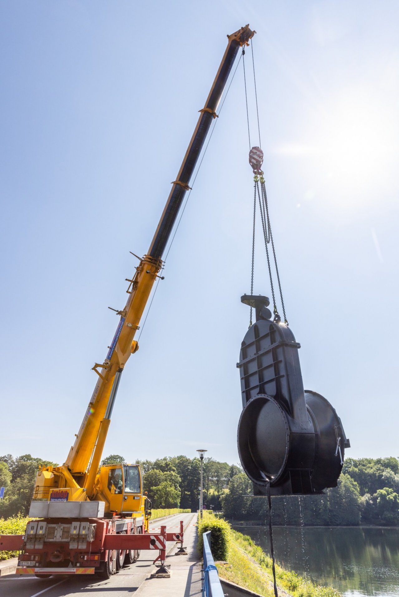 Wenn der Zehn-Tonnen-Koloss aus Stahl (hier beim Ausbau im Juni 2023) erst einmal am Haken hängt, ist kaum noch erkennbar, welche komplexen Arbeitsschritte unter der Wasseroberfläche erforderlich sind. 
Der Transport ins Werk erfolgte per Schwerlasttransport. von Ruhrverband