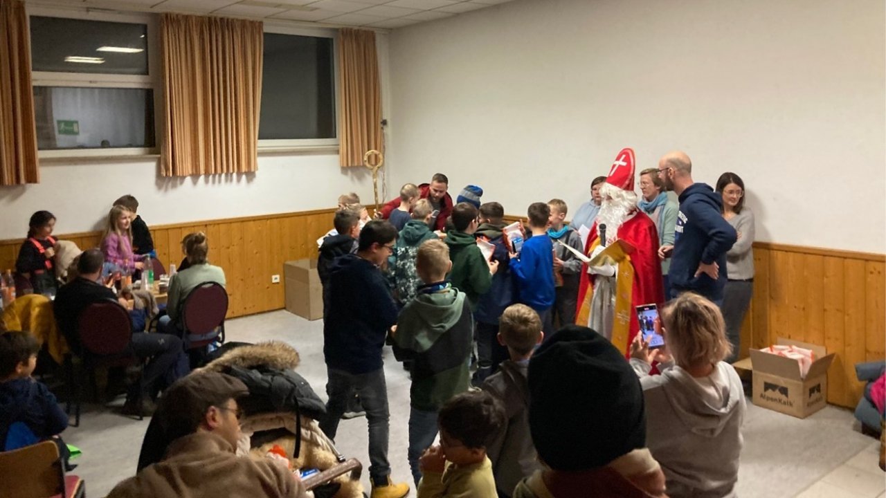 Auf der Weihnachtsfeier der JSG Altenhof/Wenden gab es Besuch vom Nikolaus. von privat