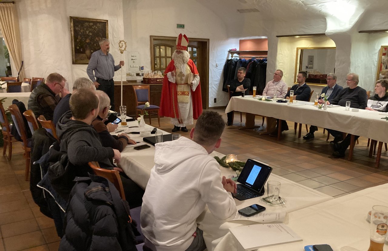 Auch der Nikolaus stattete der Attendorner SPD-Fraktion einen Besuch ab. von privat