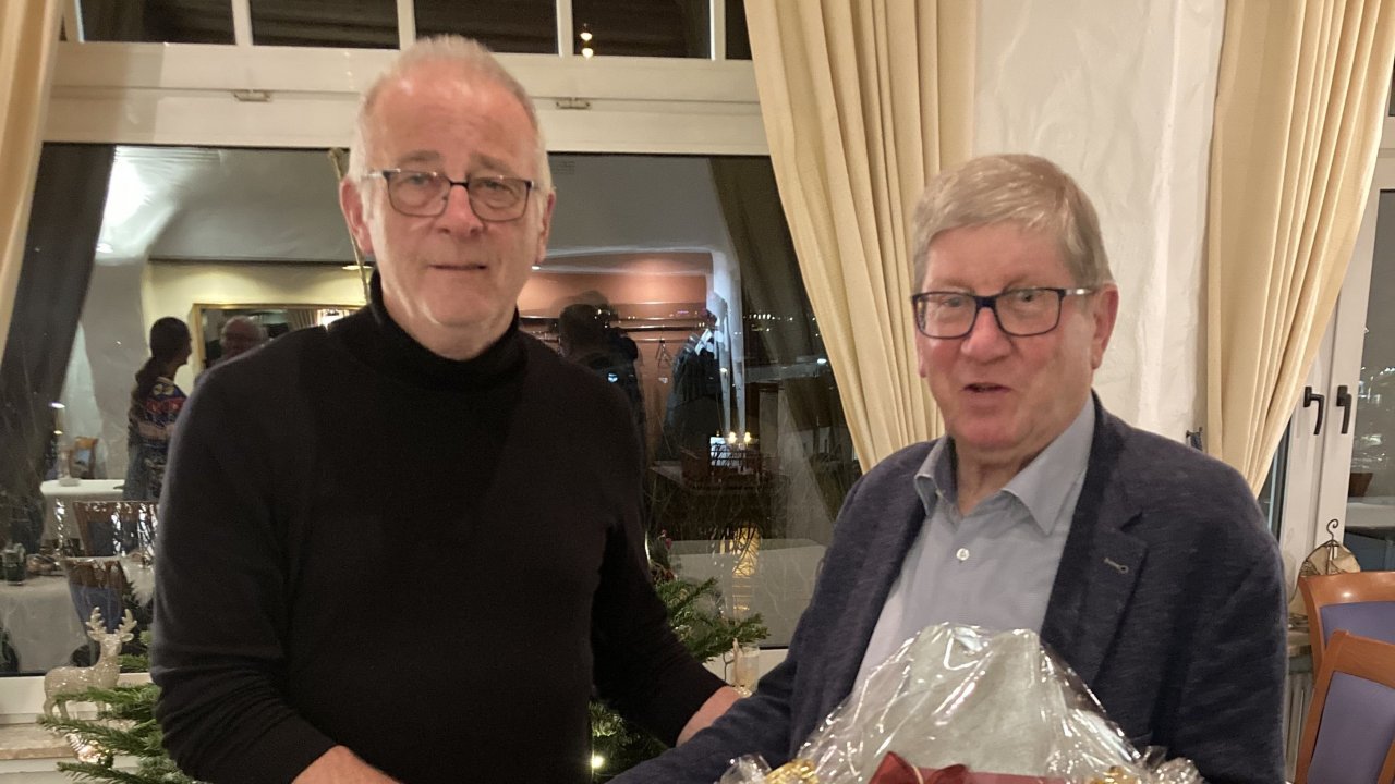 Nach mehr als 50 Jahren politischem Engagement ist Horst Peter Jagusch (rechts) aus der SPD-Fraktion Attendorn verabschiedet worden. Uli Bock (links) verabschiedete das langjährige Fraktionsmitglied. von privat