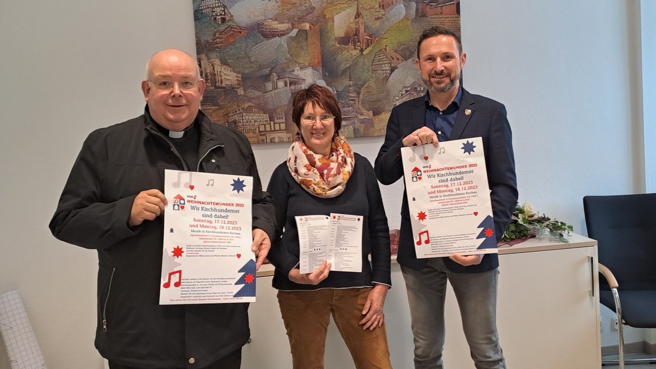 Die Schirmherren, Pfarrer Heinrich Schmidt (links) und Bürgermeister Björn Jarosz (rechts) mit der Gemeindereferentin Angelika Berels, die die Idee zur Aktion hatte. von privat