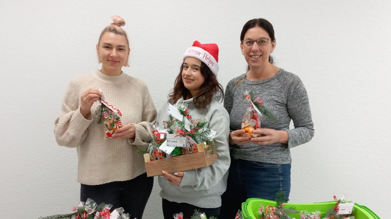 Britta Weiße (Kreis Olpe) sowie Zoe Zarmutek und Viktoria Joppich (beide ALF) brachten die „Nikolaus-Überraschung“ in die Unterbringungseinrichtungen der Städte und Gemeinden im Kreis Olpe (von rechts). von Kreis Olpe