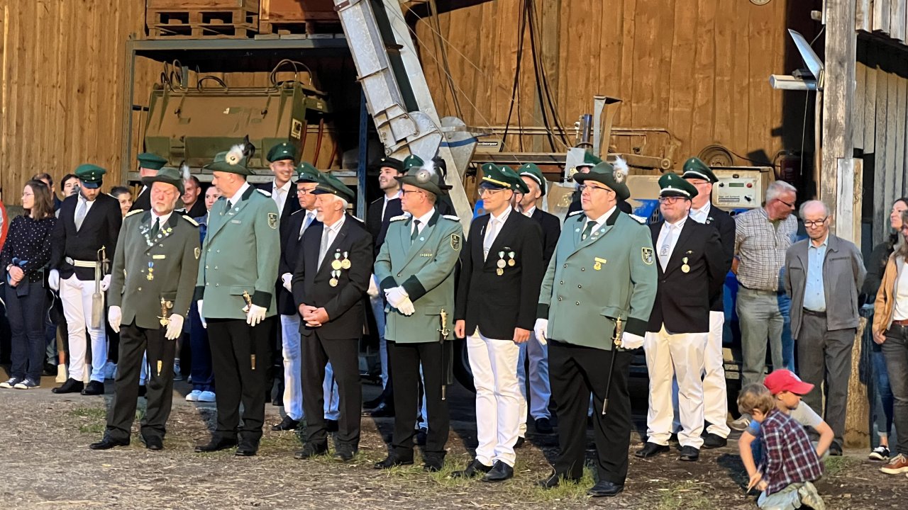 Zahlreiche Besucher, auch aus befreundeten Schützen- und Musikvereinen, waren dabei, als Josef Heer (3.v.l.) mit dem Großen Zapfenstreich verabschiedet wurde. von privat