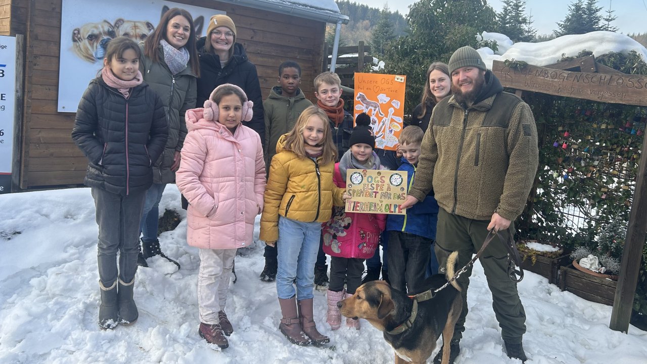 Kinder und Betreuer der Tier AG waren jetzt zu Gast im Olper Tierheim, um die Einrichtung kennenzulernen und ihre großzügigen Spenden zu überreichen. von privat