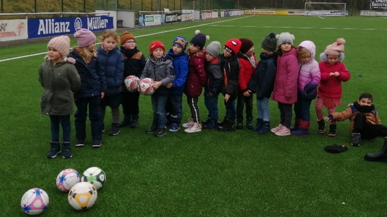 Trotz Regenwetters hatten die Kindergartenkinder großen Spaß auf dem Kirchhundemer Sportplatz. von privat