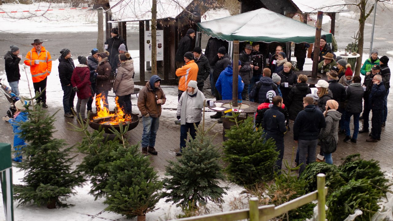 Die Spendengruppe Heid veranstaltet wieder ihren traditionellen Weihnachtsbaumverkauf auf dem Dorfplatz. von privat