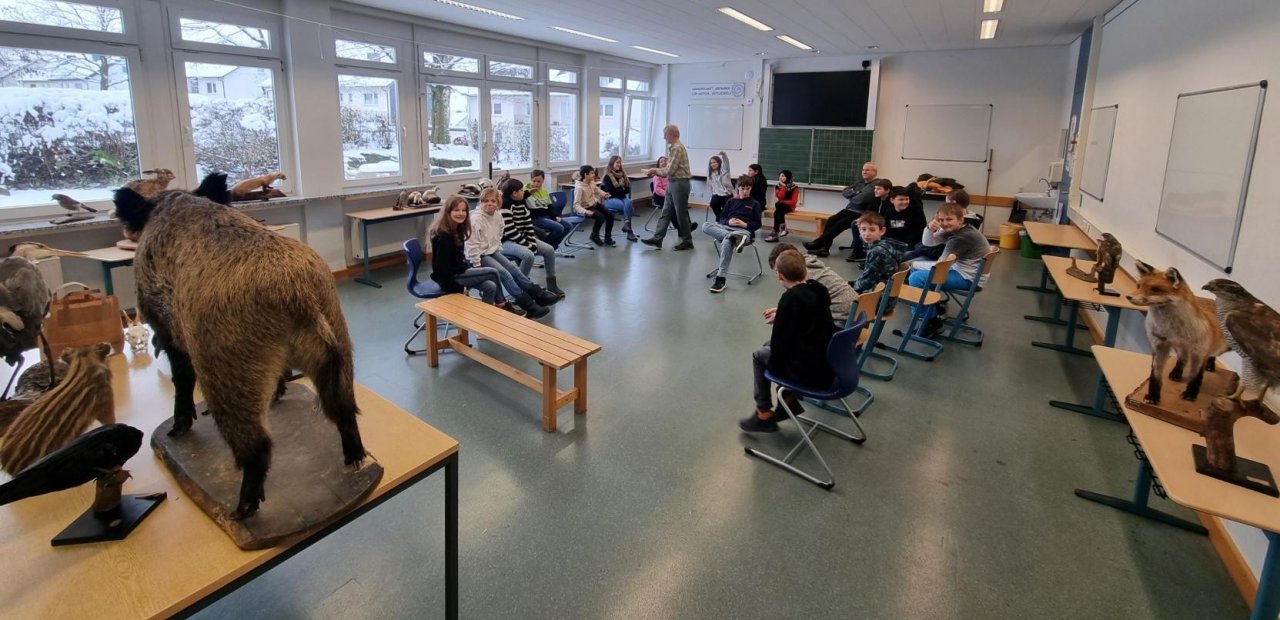 Viele Fragen wurden beim Besuch der „Rollenden Waldschule“ an der Sekundarschule Olpe-Drolshagen beantwortet. von privat