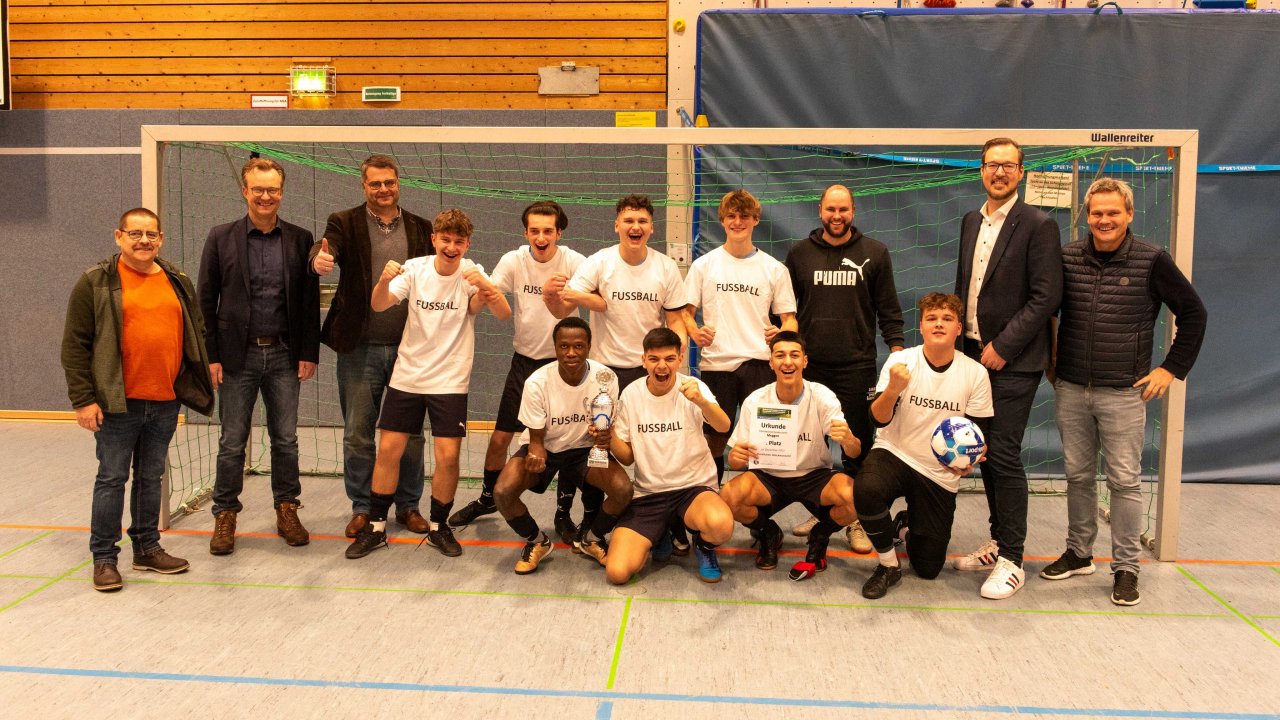 Von links: Rainer Krahl (Stadtsportverband), Bürgermeister Tobias Puspas, Schulleiter Fabian Borys, das Gewinnerteam mit Sportlehrer, Christoph Schmidt (Volksbank Sauerland) und der stellvertretende Schulleiter Christoph Tebrügge. von privat