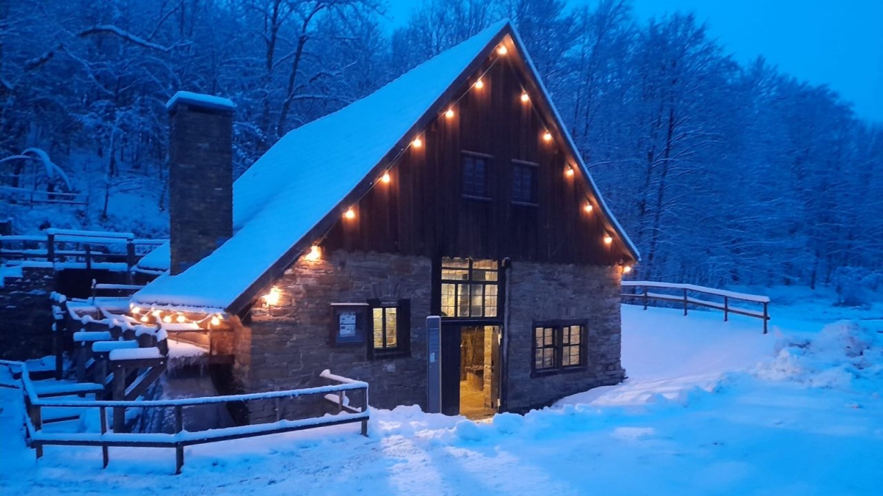Das Museum Wendener Hütte steht an zwei Tagen wieder ganz im Zeichen des „Weihnachtlichen Hüttenzaubers“. Auf dem Foto ist das verschneite Hammerwerk zu sehen. von privat
