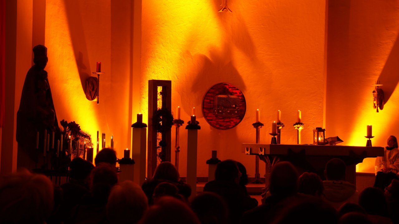 Das Friedenslicht von Bethlehem wird am Sonntag, 17. Dezember, in der Klosterkirche von Maria Königin verteilt. Gleichzeitig findet im Innenhof der Weihnachtsmarkt des Abiturjahrgangs statt. von privat