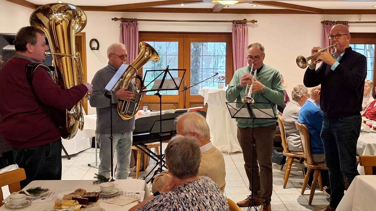 Adventsnachmittag des VdK Wenden im Gasthof Wurm: Auftritt der Bläsergruppe des Musikvereins Heid. von privat