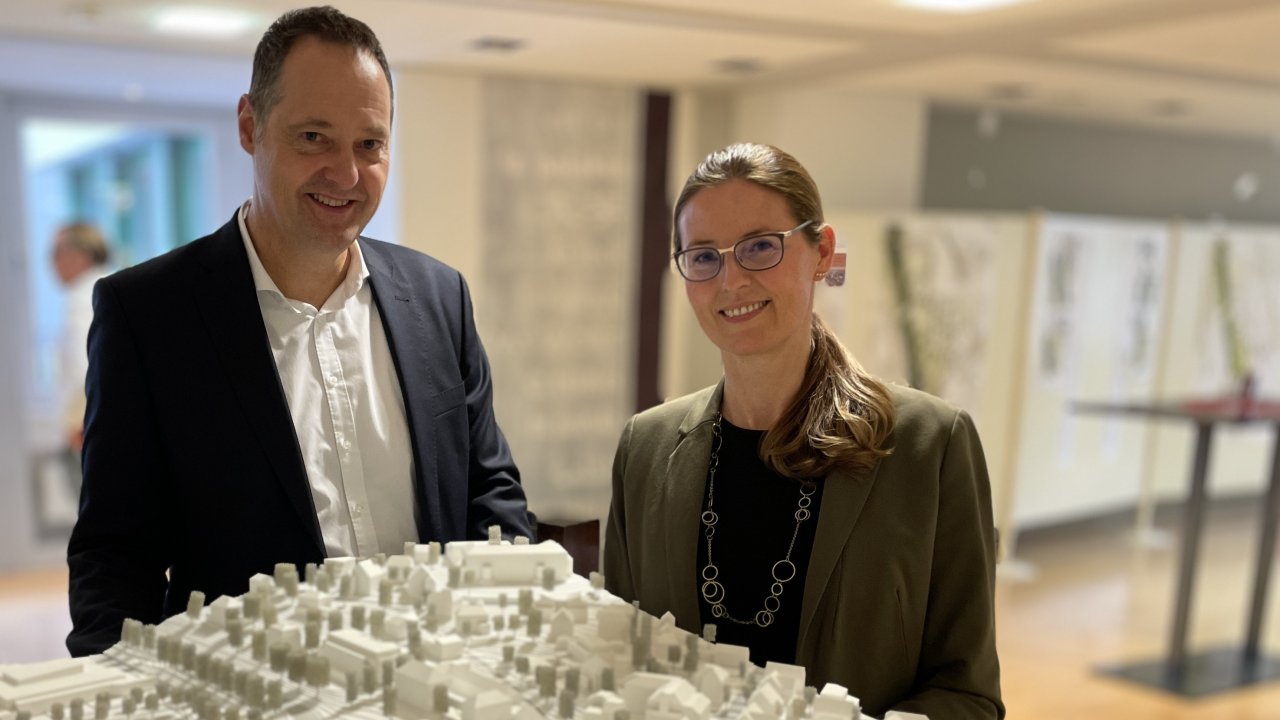 Bürgermeister Peter Weber und Judith Feldner, Technische Beigeordnete, vor dem Modell des Gewinnerteams. von Kreisstadt Olpe