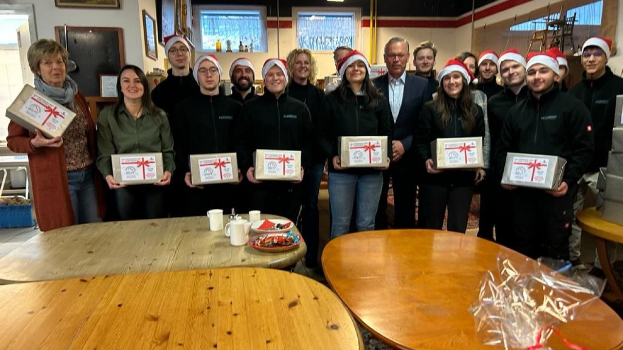 Mehr als 388 Geschenke sammelte und packte die Belegschaft der Firma E. Winkemann GmbH für die Plettenberger Tafel. von privat