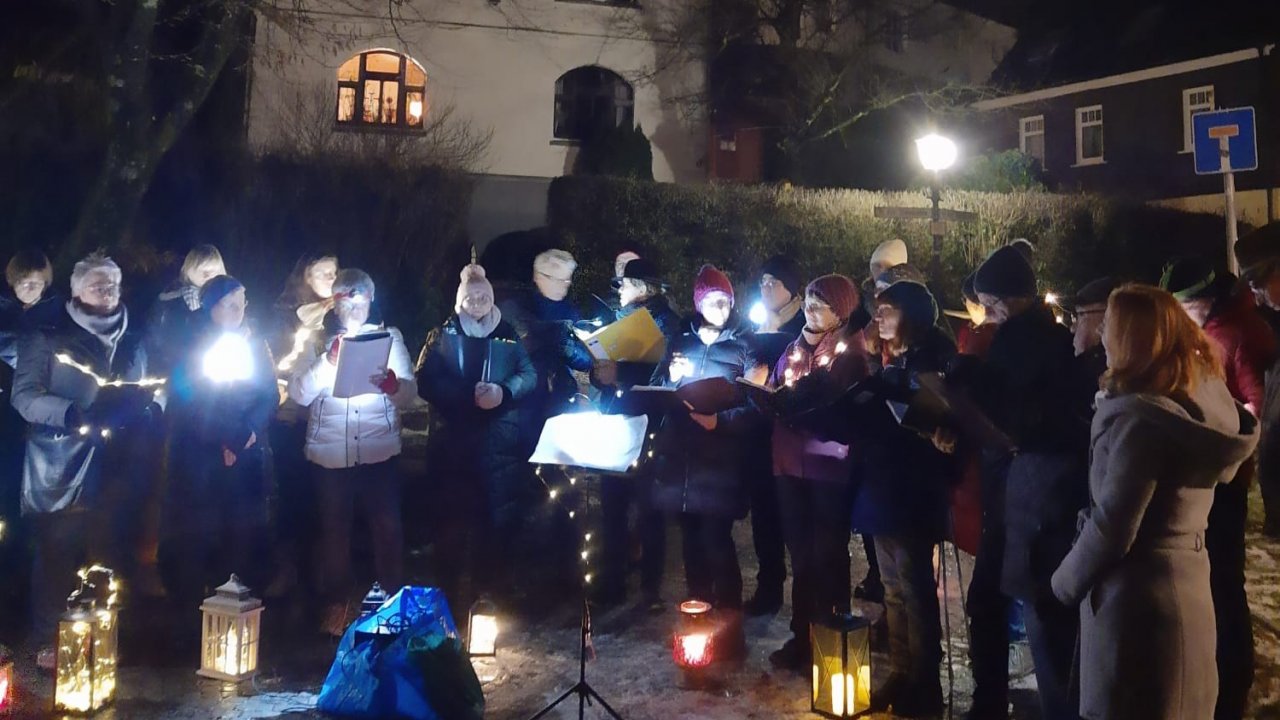 Zu einem vorweihnachtlichen musikalischen Stadtrundgang lädt der Gemischte Chor Da Capo ein. von privat