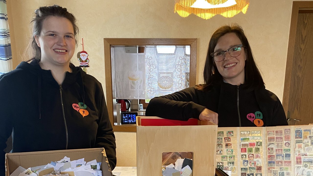 Der Verein FSK konnte wieder tausende Briefmarken für die Stiftung „Terre des Hommes“ sammeln: Hanna (links) und Simone Sauermann (rechts). von privat
