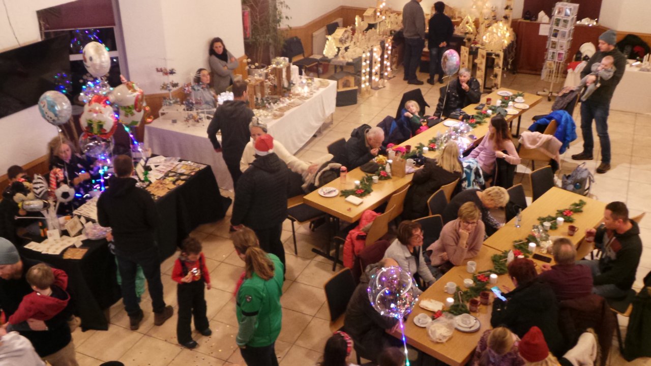 Stöbern, staunen und das passende Weihnachtsgeschenk aussuchen: Mit einem vielfältigen Angebot warteten am Wochenende die Aussteller auf dem Möllmicker Weihnachtsmarkt auf. von Joachim Jung